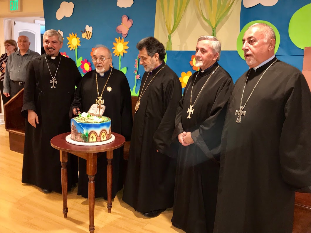 ԱՌԱՋՆՈՐԴ ՍՐԲԱԶԱՆ ՀԱՅՐԸ՝ ԳԵՐԱՇՆՈՐՀ Տ. ՀՈՎՆԱՆ ԱՐՔԵՊԻՍԿՈՊՍՈՍ ՏԵՐՏԵՐՅԱՆԸ ՕՐՀՆՈՒՄ Է ԲԱԶՄԱՎԱՍՏԱԿ ԴՈԿՏ․ Տ․ ԶԱՎԵՆ ԱՎԱԳ ՔԱՀԱՆԱ ԱՐԶՈՒՄԱՆՅԱՆԻՆ՝ ԻՐ ՊԱՏՎԻՆ ԿԱԶՄԱԿԵՐՊՎԱԾ ԳՆԱՀԱՏԱՆՔԻ ՀԱՆԴԻՍՈՒԹՅԱՆԸ