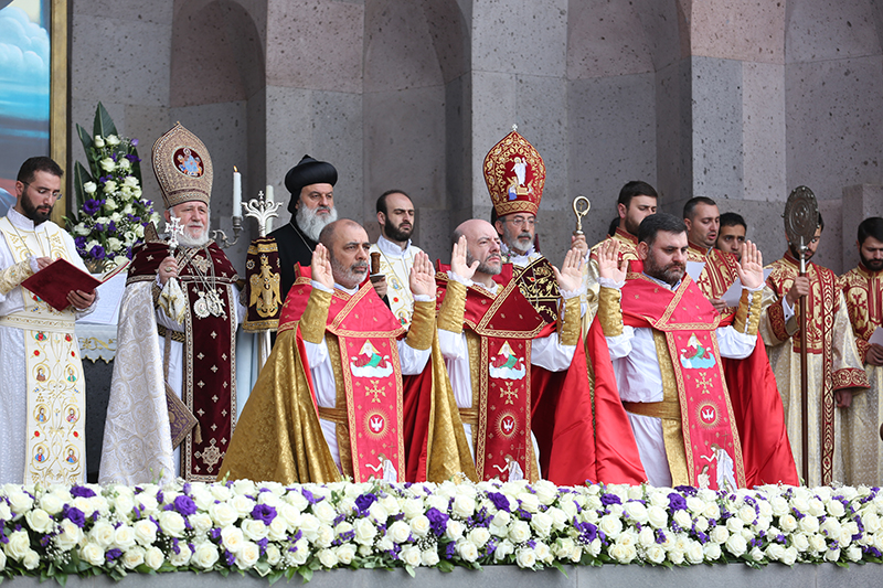  Եպիսկոպոսական ձեռնադրություն և օծում Մայր Աթոռ Սուրբ Էջմիածնում