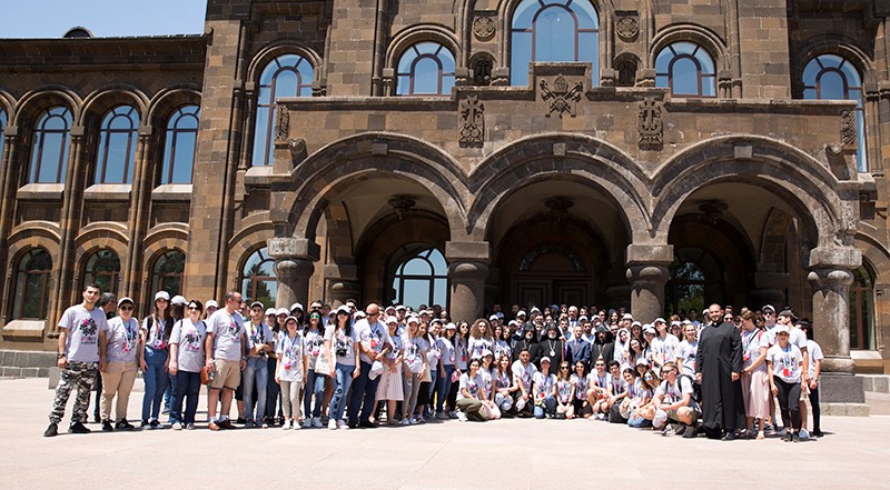 Ամենայն Հայոց Կաթողիկոսն իր օրհնությունը բաշխեց «Դեպի Սուրբ Էջմիածին, դեպի Սրբազան Արցախ» համահայկական ուխտագնացության մասնակիցներին