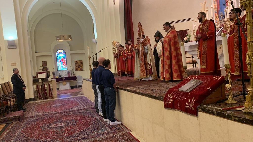 Հայաստանի մինչև 16 տարեկան տղաների բասկետբոլի խումբը ստացել է Հայաստանյայց Առաքելական Եկեղեցու Արևմտյան ԱՄՆ-ի Առաջնորդ Տ. Հովնան Արքեպիսկոպոս Տերտերյանի օրհնությունը