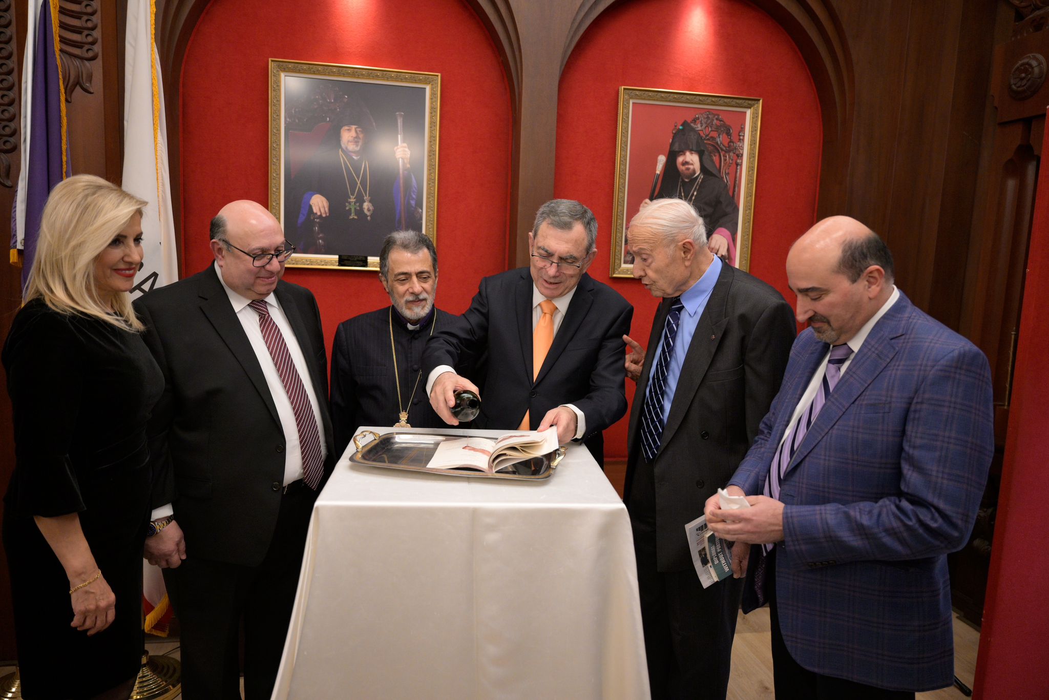 ՇՆՈՐՀԱՀԱՆԴԷՍ-ԳԻՆԵՁՕՆ ՊԵՏՐՈՍ ԱՆՍԸՐԵԱՆԻ «ԱՌԱՆՑ ՊԱՅՈՒՍԱԿԻ ԴԻՒԱՆԱԳԷՏԸ» (DIPLOMAT WITHOUT PORTFOLIO) ԳԻՐՔԻՆ