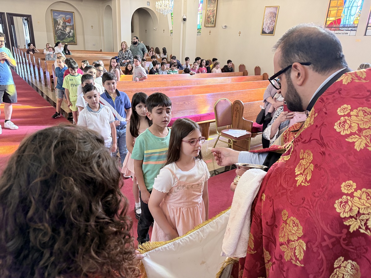 Սուրբ Հաղորդություն մատուցվեց Փասադենայի Հովսեփյան ամենօրյա վարժարանի աշակերներին